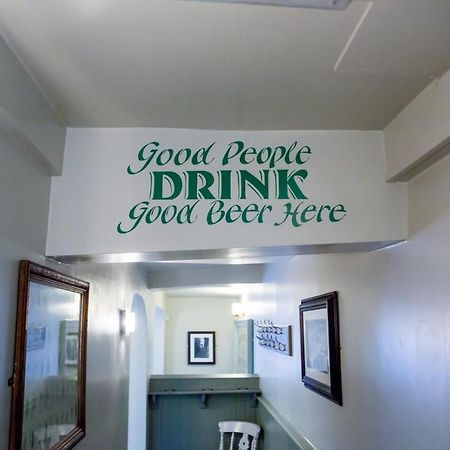 The Golden Lion Inn Бриджнорт Екстериор снимка